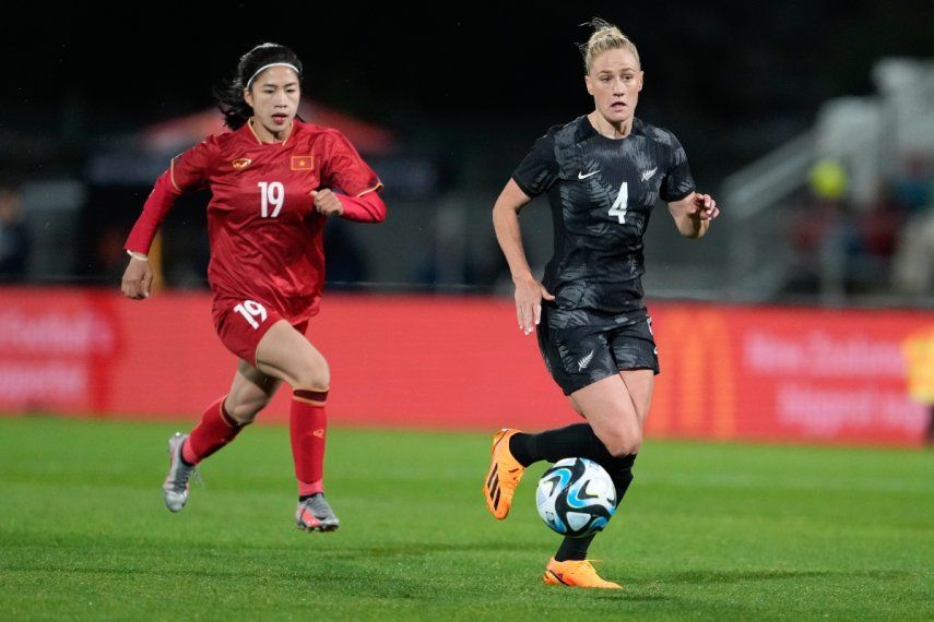 CJ Bott, de Nueva Zelanda, persigue un balón frente a Thi Thanh Nha Nguyen, de Vietnam en un partido de fogueo para el Mundial en Napier , el lunes 10 de julio de 2023