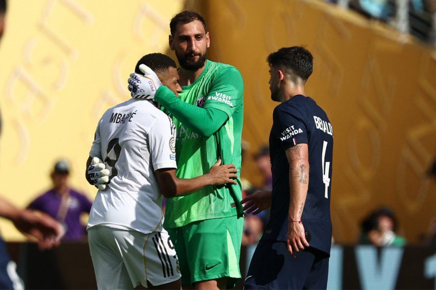 El delantero francés #09 del Real Madrid, Kylian Mbappé, abraza al portero italiano #01 del Paris Saint-Germain, Gianluigi Donnarumma