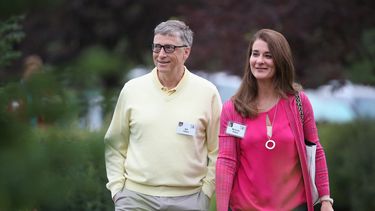 En esta foto de archivo tomada el 11 de julio de 2015, el multimillonario Bill Gates, presidente y fundador de Microsoft Corp., y su esposa Melinda asisten a la conferencia Allen & Company Sun Valley en Sun Valley, Idaho.