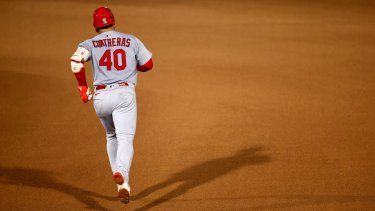 El venezolano Willson Contreras #40 de los Cardenales de San Luis recorre las bases tras conectar un jonrón solitario en la séptima entrada durante un partido contra los Rays de Tampa Bay en el George M. Steinbrenner Field el 21 de agosto de 2025 en Tampa, Florida. 