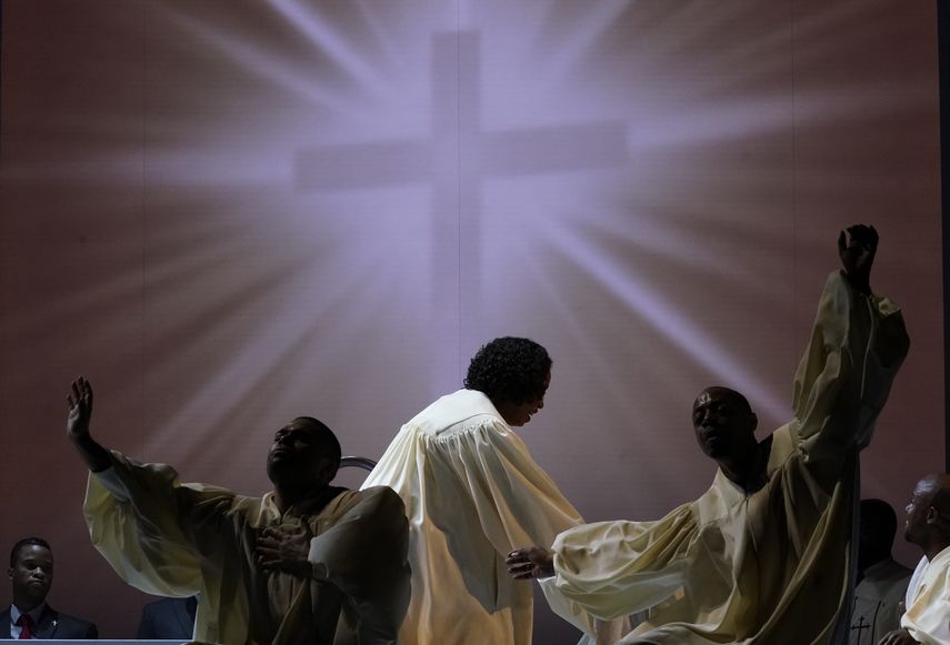 Los bailarines interpretan una escena durante un ensayo de Fire Shut Up in My Bones de Terence Blanchard en el Metropolitan Opera el 24 de septiembre de 2021 en Nueva York.