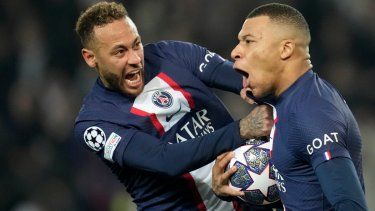 Kylian Mbappé (derecha) celebra con Neymar tras anotar un gol que fue anulado para el PSG en el partido contra Bayern Múnich en los octavos de final de la Liga de Campeones, el martes 14 de febrero de 2023.&nbsp;