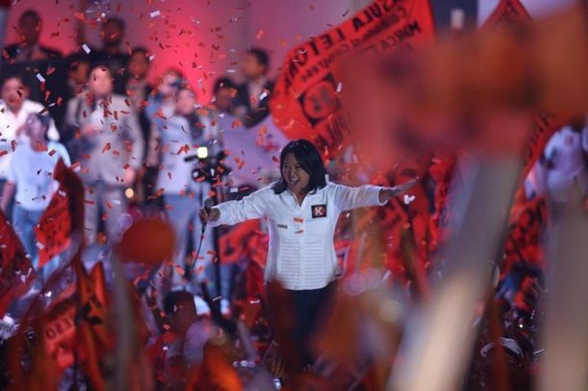 La candidata presidencial peruana por el partido Fuerza Popular e hija del expresidente encarcelado Alberto Fujimori (1990-2000), Keiko Fujimori, en el acto de cierre de su campaña en Lima (Perú). EFE