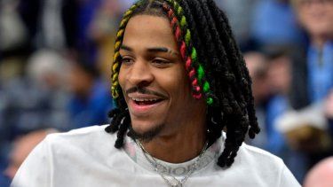 En foto del lunes 20 de marzo del 2023, el base de los Grizzlies de Memphis, Ja Morant, en la banca antes del encuentro frente a los Mavericks de Dallas.