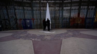 Dos personas observan el monumento en el Parque de la Amistad, cerca del lugar donde la frontera que separa a la ciudad de Tijuana, México, y San Diego llega al Océano Pacífico.