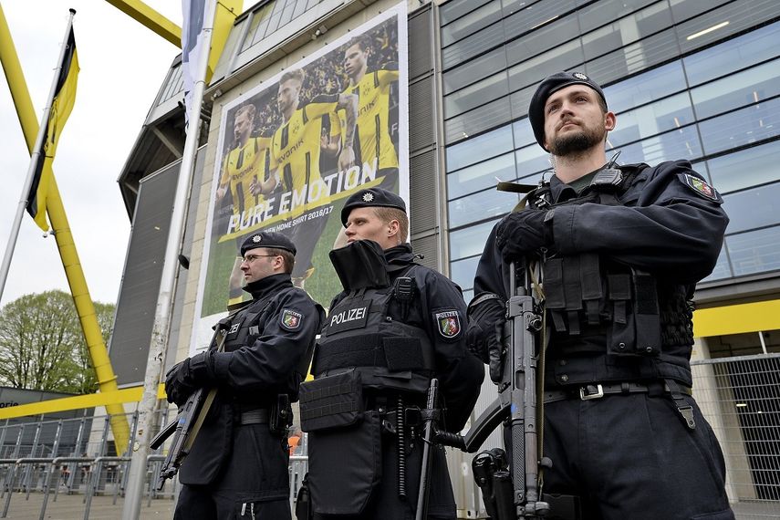 Policías aseguran el estadio Signal Iduna Park ante el partido de ida de cuartos de final de la Liga de Campeones entre el Dortmund y el Mónaco en Dortmund,&nbsp;Alemania, un día después de que tres explosivos estallaran junto al autobús del equipo anfitrión.