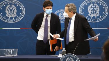 El primer ministro italiano, Mario Draghi, y el ministro de Salud, Roberto Speranza, se van después de una prensa en Roma, el viernes 26 de marzo de 2021.