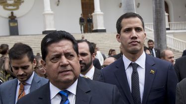 Fotograf&iacute;a&nbsp;del 5 de enero de 2019 del presidente del Parlamento, Juan Guaid&oacute; (cen.), acompa&ntilde;ado del vicepresidente Edgar Zambrano, a su llegada a una sesi&oacute;n legislativa en Caracas, Venezuela.&nbsp;