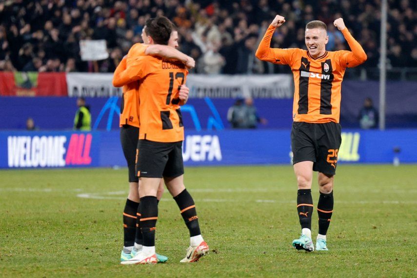 El centrocampista ucraniano #29 de Shakhtar Donetsk, Yegor Nazaryna (R), celebra con sus compañeros de equipo la victoria de su equipo en el partido de fútbol del Grupo H de la Liga de Campeones de la UEFA entre el FC Shakhtar Donetsk y el FC Barcelona en Hamburgo, norte de Alemania, el 7 de noviembre de 2023. Shakhtar Donetsk ganó el partido 1-0. &nbsp;