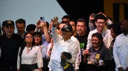 El presidente Gustavo Petro saluda a sus simpatizantes en un acto en Medellín el 21 de junio de 2025
