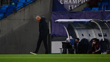 Zinenide Zinada, entrenador del Real Madrid, cabizbajo durante un partido de Champions en el que el club español recibió tres goles en el primer tiempo