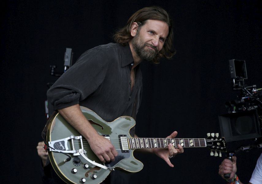 El actor estadounidense&nbsp;Bradley&nbsp;Cooper&nbsp;durante un remake de la película A Star is Born en el Festival de Música de Glastonbury, en el Reino Unido.&nbsp;