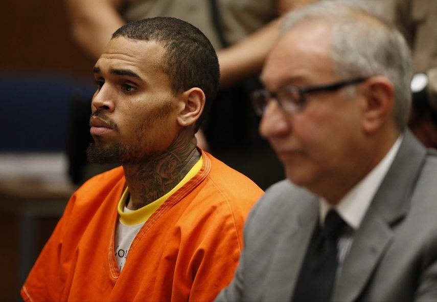 El cantante de R&B Chris Brown, izquierda, en la Corte Superior de Los Angeles con su abogado Mark Geragos el lunes 17 de marzo de 2014. (AP)