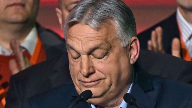 El Primer Ministro de Hungría, Viktor Orbán, se dirige a los simpatizantes en el centro Balna en Budapest durante unas elecciones generales en Hungría, el 12 de abril de 2026.