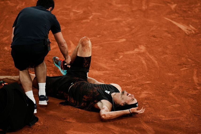 Alexander Zverev adolorido tras doblarse el tobillo durante la semifinal contra Rafael Nadal en el Abierto de Francia, el viernes 3 de junio de 2022.&nbsp; El alemán queda fuera del US Open 2022