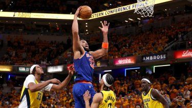 Karl-Anthony Towns, de los Knicks de Nueva York, penetra hacia la canasta contra Andrew Nembhard, de los Pacers de Indiana, durante el último cuarto del tercer partido de las Finales de la Conferencia Este de la NBA 2025 en el Gainbridge Fieldhouse, el 25 de mayo de 2025 en Indianápolis, Indiana.