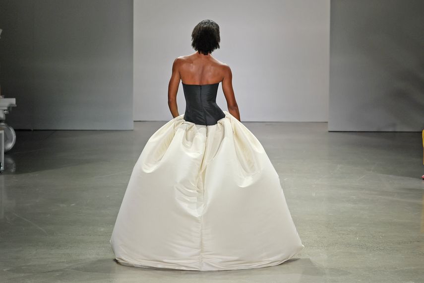 Una modelo, detalle de la espalda, camina por la pasarela en el desfile de moda Bibhu Mohapatra durante la Semana de la Moda de Nueva York de septiembre de 2022: The Shows at Gallery en Spring Studios el 12 de septiembre de 2022 en la ciudad de Nueva York.&nbsp;
