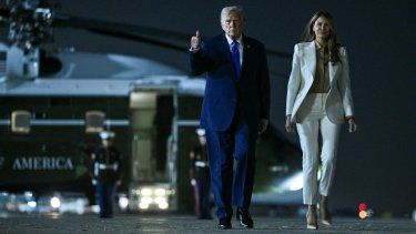 El presidente Donald Trump y la primera dama Melania Trump caminan hacia el Air Force One mientras se preparan para partir del Aeropuerto Internacional John F. Kennedy en la ciudad de Nueva York, el 23 de septiembre de 2025.