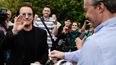El líder de la bada de rock irlandesa U2, Bono, saluda a sus fans tras reunirse con la canciller alemana, Angela Merkel.&nbsp;