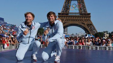 El dúo estadounidense Ian Barrows (izq.) y Hans Henken, con medalla de bronce en el evento masculino de skiff 49er, posa en el Champions Park en Trocadero durante los Juegos Olímpicos de París 2024 en París el 5 de agosto de 2024.&nbsp;