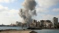 Se eleva humo desde el lugar de un ataque aéreo israelí contra un barrio de la ciudad costera de Tiro, en el sur del Líbano, el 7 de junio de 2026.