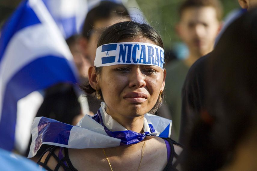 Una joven llora durante una manifestación para exigir la liberación de jóvenes detenidos por la protesta hacia el Gobierno de Nicaragua