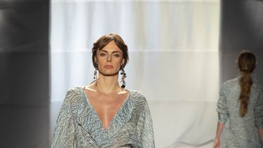 Uno de los looks de la colección El sonido del tiempo, de Isabel Henao.&nbsp;