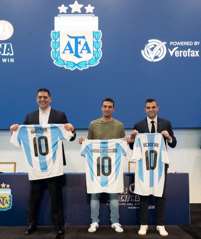 Wassim Merheby, de Verofax, Lionel Scaloni y Leandro Petersen, director comercial y de marketing de la Asociación de Fútbol Argentino, en Miami.