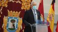 El premio Nobel de Literatura Mario Vargas Llosa, durante la ceremonia de entrega de la Medalla de Oro de la ciudad a los madrile&ntilde;os por su comportamiento ejemplar durante la pandemia, celebrada en la Galer&iacute;a de cristal del Ayuntamiento madrile&ntilde;o con motivo de la festividad de San Isidro, patr&oacute;n de la capital. En Madrid (Espa&ntilde;a), a 15 de mayo de 2020.