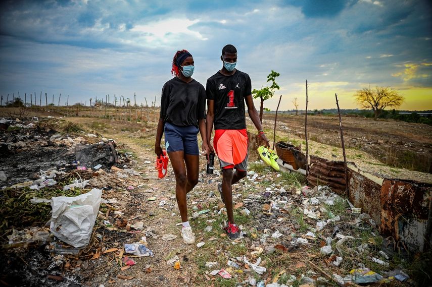 La atleta cubana Eliamnys Iznaga (izquierda) y su hermano, el atleta Elio Iznaga (derecha), caminan hacia una sesión de entrenamiento en el municipio de Guanabacoa, La Habana, el 15 de mayo de 2021.