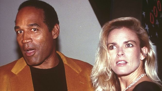 O.J. Simpson y su esposa, Nicole Brown Simpson, acuden a la apertura del Harley-Davidson Cafe en Nueva York, el 19 de octubre de 1993.
