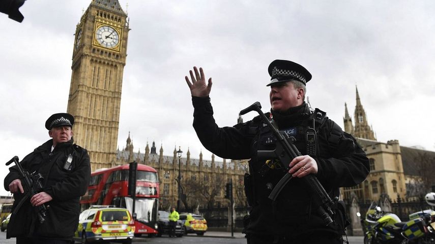 Policías británicos son vistos en las inmediaciones del Parlamento tras el ataque terrorista de marzo de 2017.