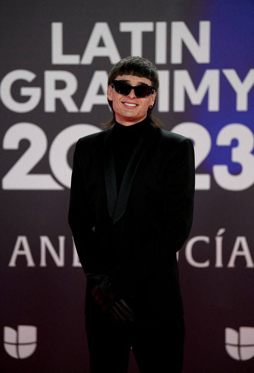 El artista mexicano Peso Pluma llega a la 24ª ceremonia anual de los Premios Grammy Latinos en el Centro de Conferencias y Exposiciones (FIBES) de Sevilla el 16 de noviembre de 2023.&nbsp;