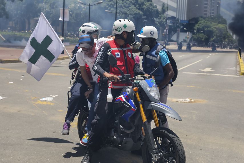 Paramédicos auxilian a un civil herido tras una explosión hoy, domingo 30 de julio de 2017, en inmediaciones de la Plaza Altamira de Caracas.&nbsp;