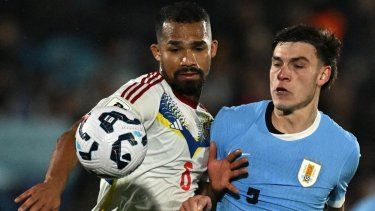 El centrocampista venezolano Yangel Herrera (izquierda) disputa el balón con el mediocampista uruguayo Manuel Ugarte durante un partido entre ambas selecciones, el 10 de junio de 2025.