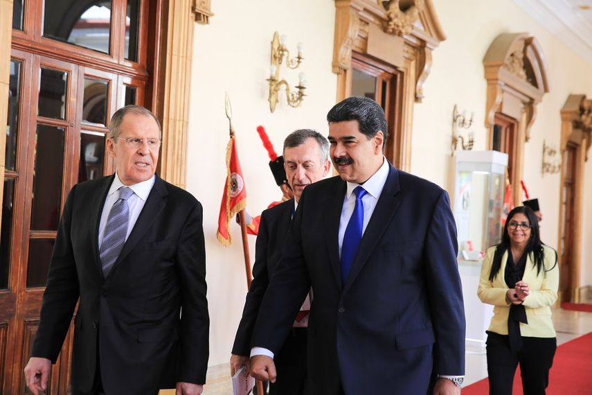 El canciller ruso Serguéi Lavrov junto a Nicolás Maduro el 07FEB20 en Caracas.&nbsp;