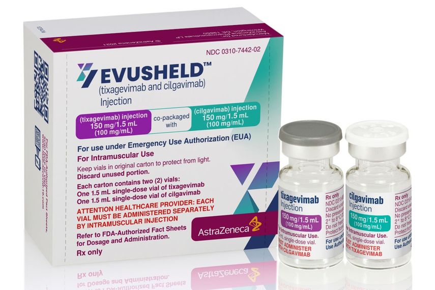 Esta imagen facilitada por AstraZeneca en diciembre de 2021 muestra un paquete y sus respectivos viales del medicamento con anticuerpos llamado Evusheld, fabricado por la compañía.