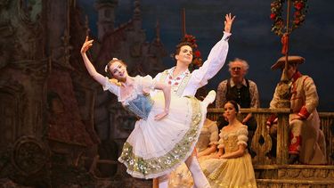 Fernanda Oliveira y Arionel Vargas bailan la pieza de ballet La Fille mal Gardée.&nbsp;