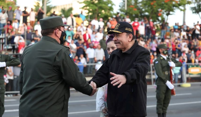El dictador sandinista Daniel Ortega saluda al jefe del Ejército, Julio Áviles, durante una actividad de las Fuerzas Armadas.