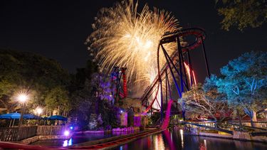 Busch Gardens Christmas Town tiene luces navideñas en los 335 acres del parque y fuegos artificiales