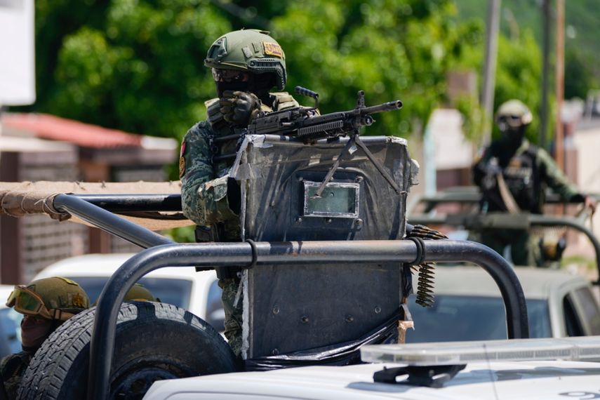 La Guardia Nacional y las fuerzas armadas patrullan durante una operación en un vecindario de Culiacán, en el estado de Sinaloa, en México.