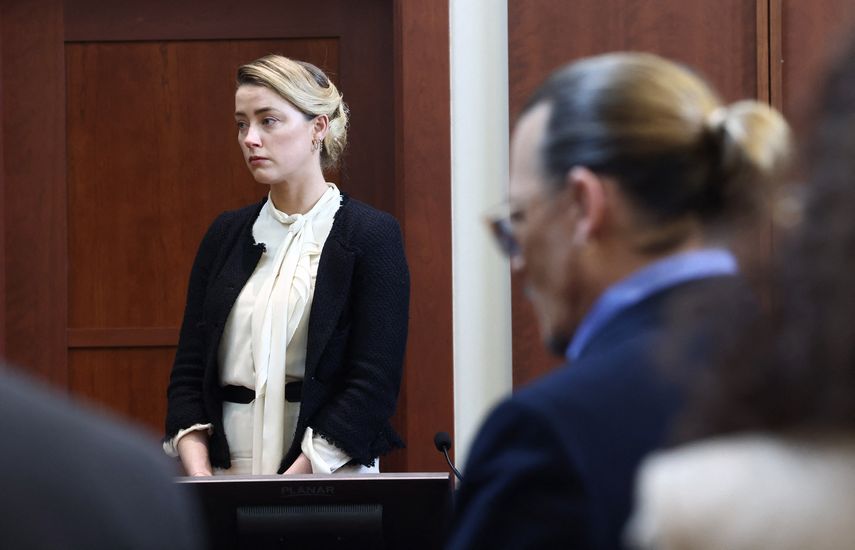 La actriz estadounidense Amber Heard testifica mientras el actor estadounidense Johnny Depp observa durante un juicio por difamación en el juzgado del circuito del condado de Fairfax en Fairfax, Virginia, el 5 de mayo de 2022.