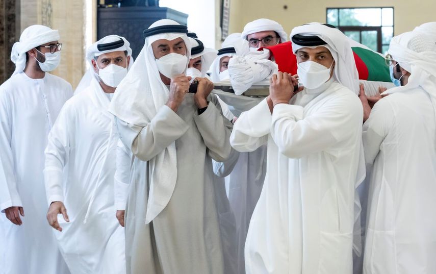 El jeque Mohamed bin Zayed Al Nahyan, que gobierna Abu Dabi (delante izquierda), y el jeque Mansour bin Zayed Al Nahyan, viceprimer ministro y ministro de la Presidencia de Emiratos (delante derecha), trasladan el cuerpo del jeque Khalifa bin Zayed Al Nahyan, presidente de Emiratos, junto a otros miembros de la familia real, en la mezquita Jeque Sultán bin Zayed Primero, en Abu Dabi, el 13 de mayo de 2022. (Hamad Al Kaabi/Ministerio de Presidencia vía AP)