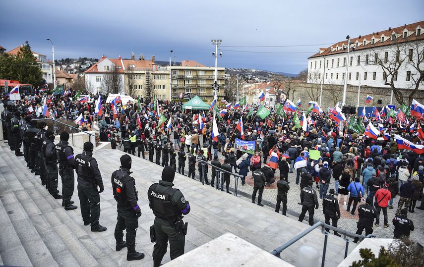 Miles de eslovacos protestan contra un tratado de defensa militar entre este miembro de la OTAN y Estados Unidos, en Bratislava, Eslovaquia, 8 de febrero de 2022.&nbsp;