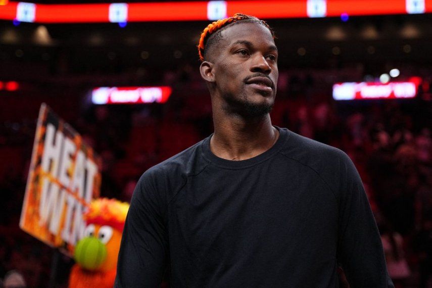 Jimmy Butler #22 del Miami Heat observa el final del juego contra los Toronto Raptors en el Kaseya Center el 12 de diciembre de 2024 en Miami, Florida.&nbsp;