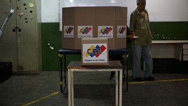 Venezolano emite su voto en las presidenciales 2024.&nbsp;