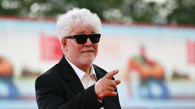 El director de cine Pedro Almodóvar posa en el Festival de Cine de Venecia.