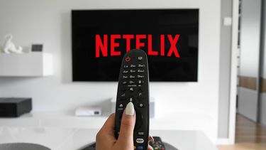 El logotipo de Netflix en la pantalla de un televisor. La plataforma estrena en junio algunas producciones anheladas por los espectadores.&nbsp;