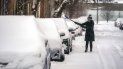 Emilia Emig retira la nieve de su automóvil en el vecindario North Side, el lunes 17 de enero de 2022, en Pittsburgh, Pensilvania. 