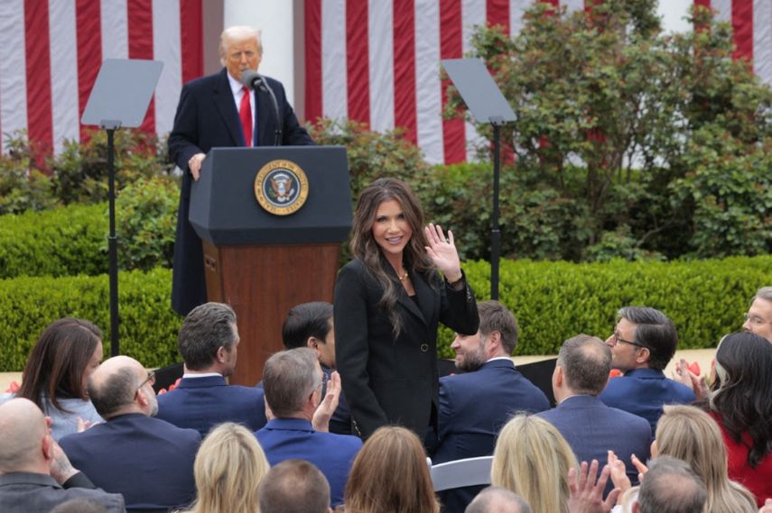 La secretaria del Departamento de Seguridad Nacional, Kristi Noem (centro), es reconocida por el presidente Donald Trump durante el evento de anuncios comerciales Hagamos que Estados Unidos vuelva a ser rico en el Jardín de las Rosas de la Casa Blanca el 2 de abril de 2025